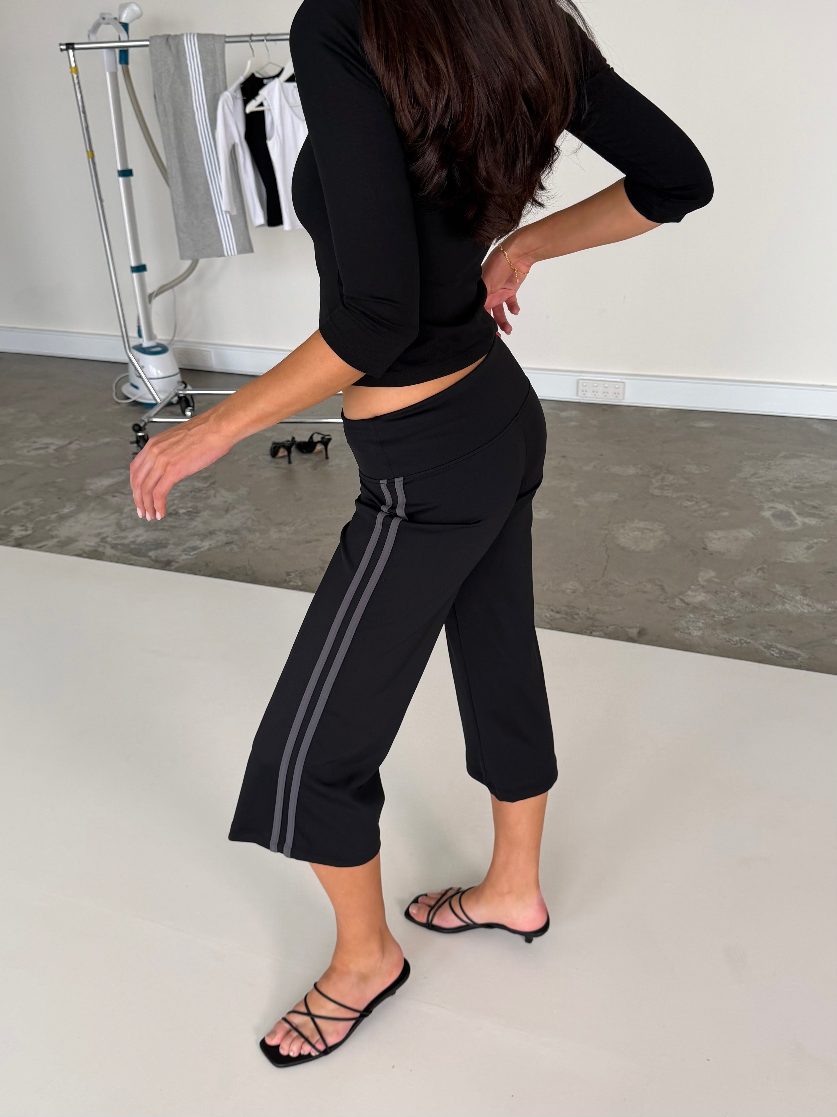 Signature Capri - Black